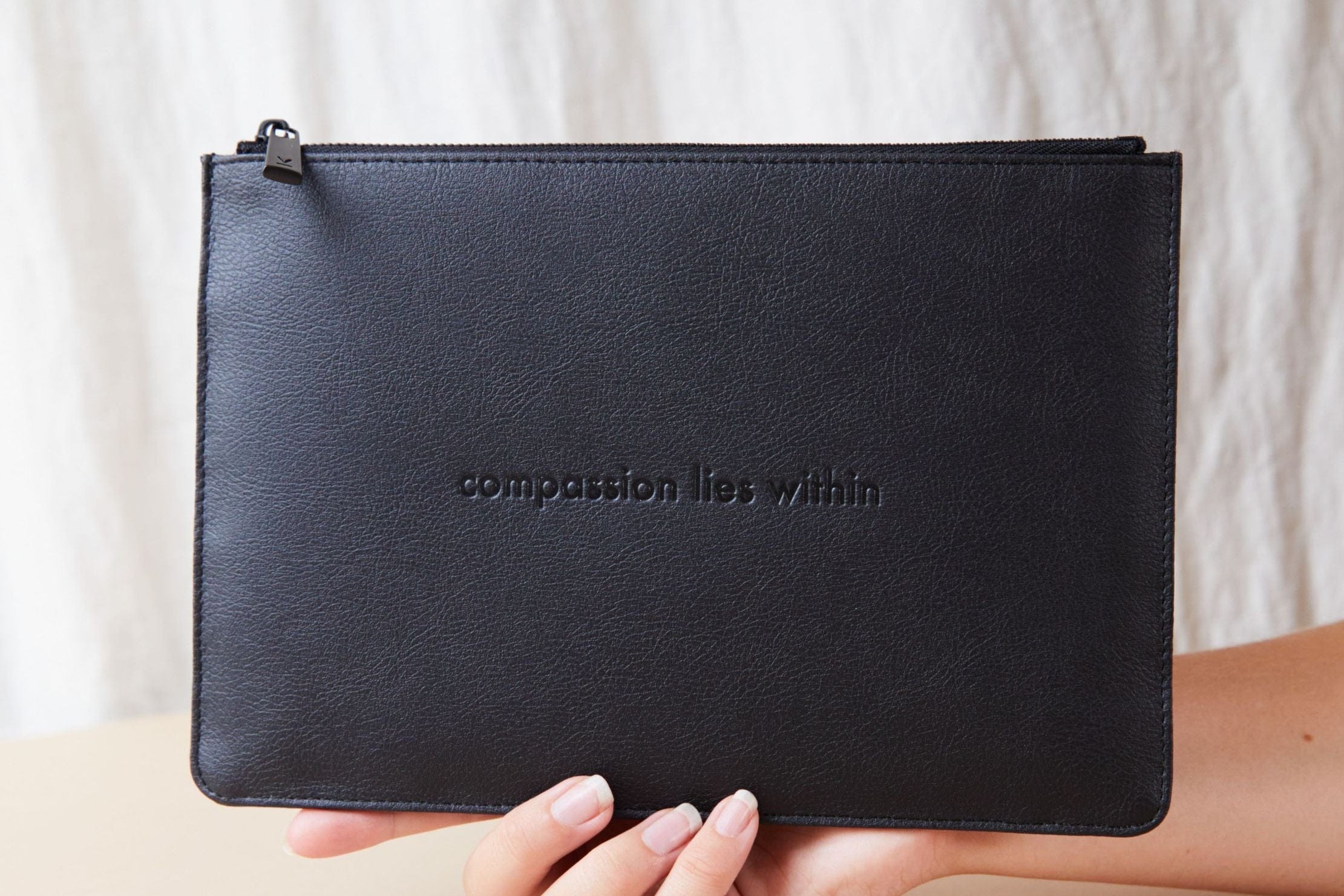 AppleSkin All Black Pouch | Classic Essentials